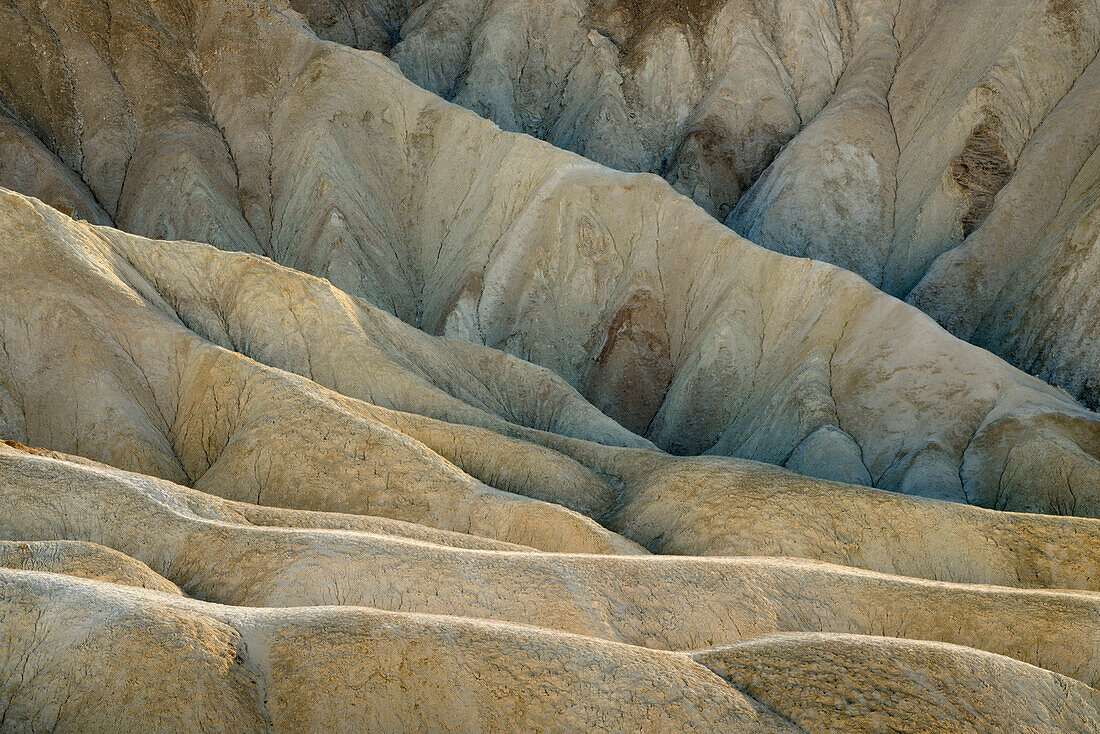 Siltstone Badlands der Furnace Creek Formation unterhalb von Zabriskie Point im Death Valley National Park, Kalifornien