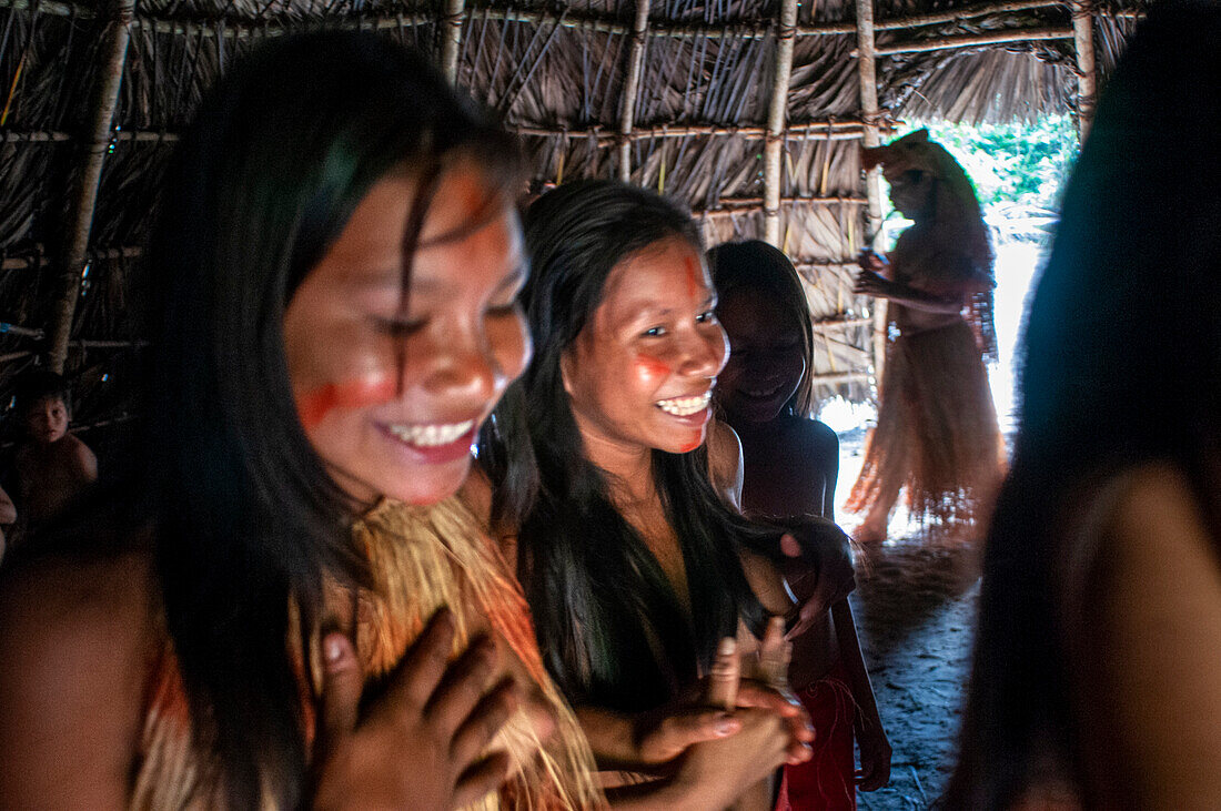 Tänze der Yagua-Indianer, die in der Nähe der amazonischen Stadt Iquitos, Peru, ein traditionelles Leben führen