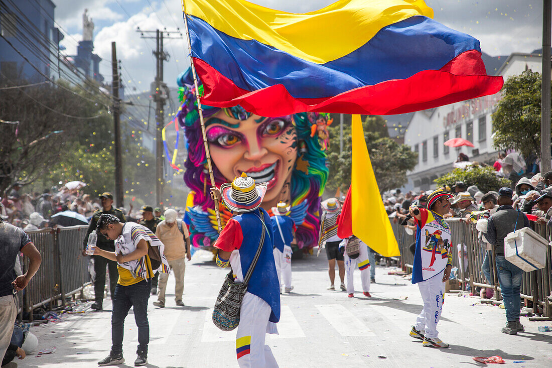 Der Negros y Blancos-Karneval in Pasto, Kolumbien, ist ein lebhaftes kulturelles Spektakel, das sich mit einem Übermaß an Farben, Energie und traditioneller Inbrunst entfaltet