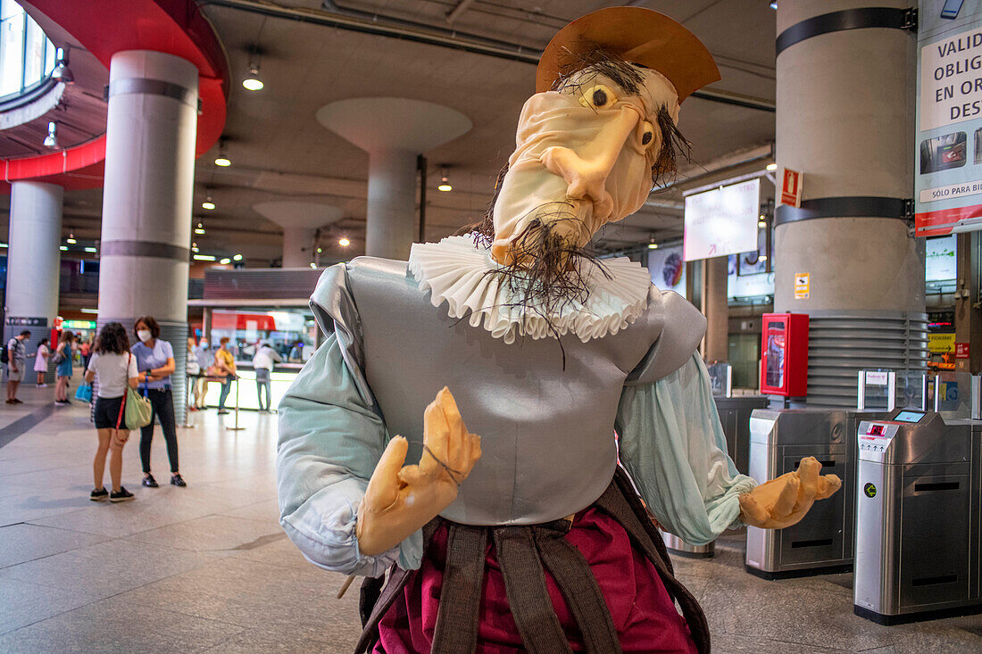 Schauspieler bei der Aufführung von Don Quijote de la Mancha im Bahnhof Atocha in Madrid, Spanien. Cervantes-Zug zwischen dem Bahnhof Atocha und Alcala de Henares