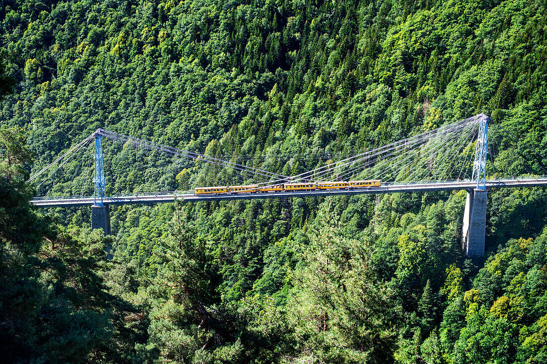 Petit train jaune Zug in der Hängebrücke an der Brücke Pont Gisclard zwischen Sauto und Planès, Frankreich