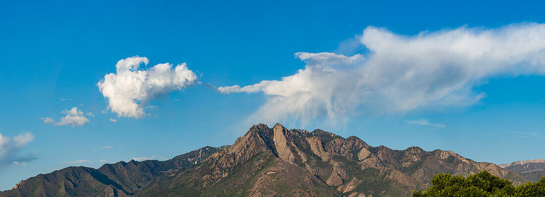 Wolken über dem Berg Olympus in der Wasatch Mountain Range bei Salt Lake City, Utah