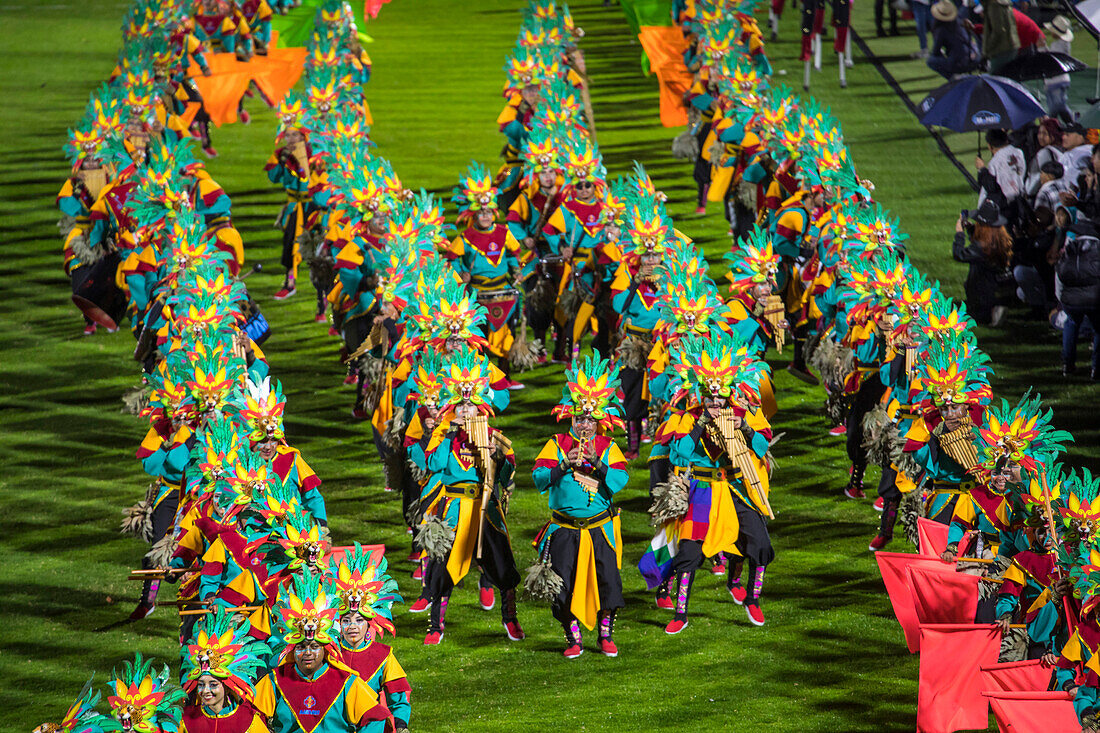Der Karneval der Negros y Blancos in Pasto, Kolumbien, ist ein lebhaftes kulturelles Spektakel, das sich mit einem Feuerwerk an Farben, Energie und traditioneller Inbrunst entfaltet
