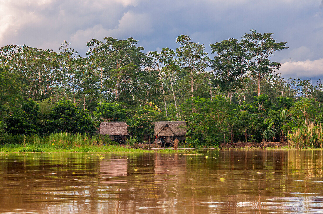 Holzhäuser in einem Indianerdorf in der Nähe von Iquitos, Loreto, Peru, Südamerika