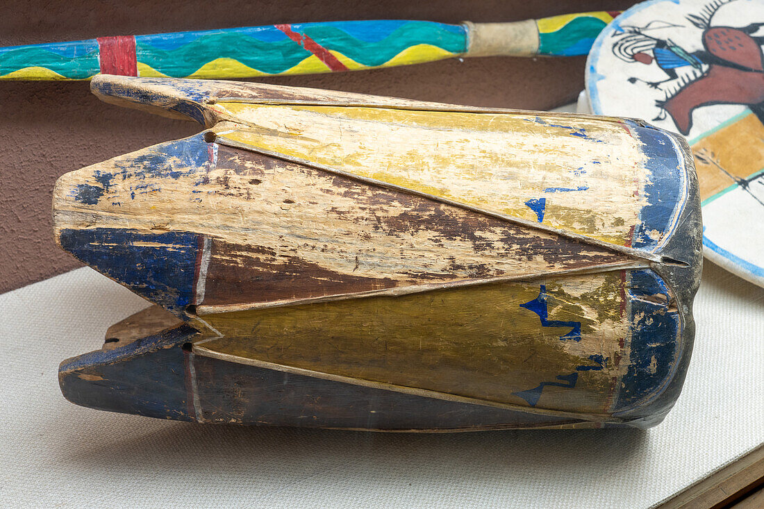 Eine indianische Zuni-Trommel, die aus einem ausgehöhlten Baumstamm hergestellt wurde. Prähistorisches Museum, Price, Utah