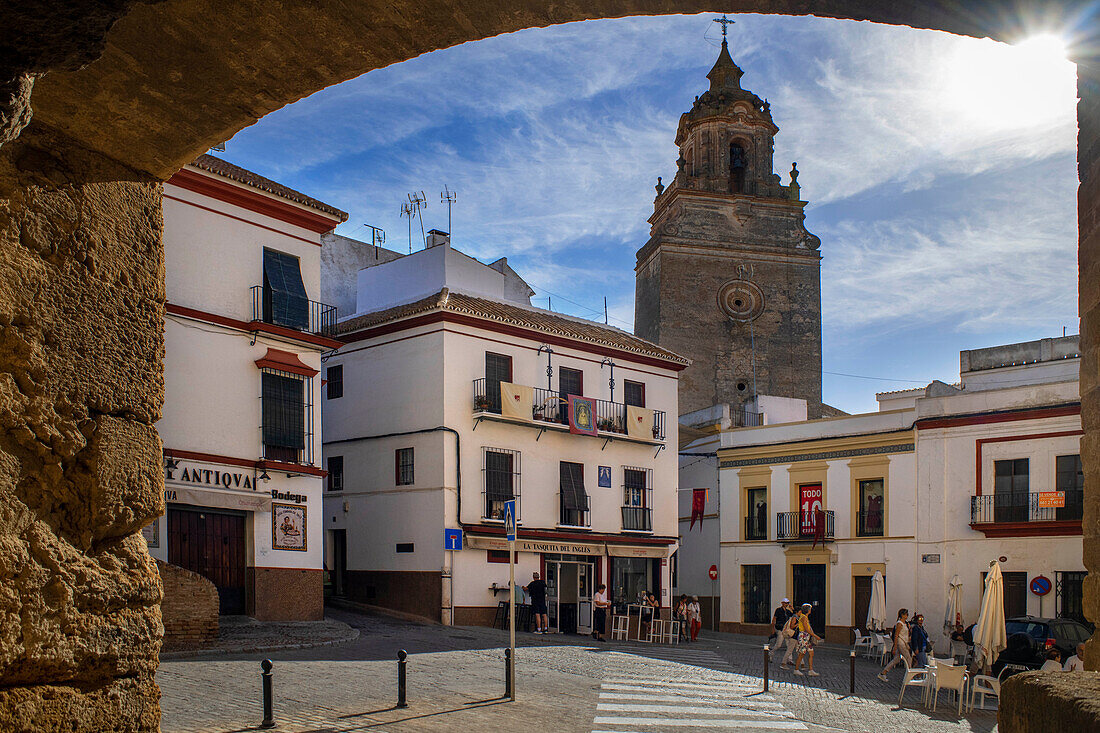 Iglesia de San Bartolome und Alcazar de la Puerta de Sevilla. Die Zitadelle am Tor von Sevilla. Altstadt von Carmona Sevilla Andalusien Südspanien