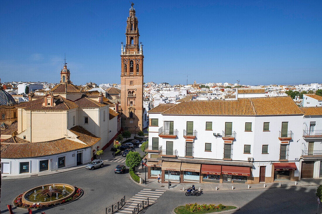 Alcázar puerta de Sevilla (Sevilla-Tor) mit der Kirche San Pedro im Hintergrund, Carmona, Andalusien, Spanien. Altstadt Carmona Sevilla Andalusien Südspanien