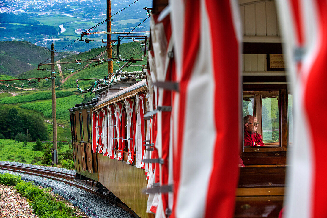 Die Zahnradbahn Petit train de la Rhune in Frankreich führt auf den Gipfel des Berges La Rhun an der Grenze zu Spanien