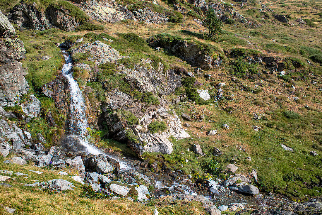 Wasserfall auf dem Weg zum Gipfel des Puigmal-Gebirges, Katalonien, Pyrenäen, Spanien