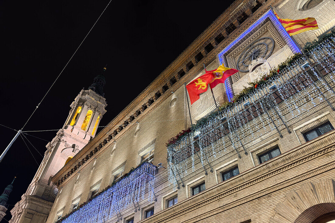 Weihnachten kommt in den Straßen von Zaragoza, Aragon, Spanien