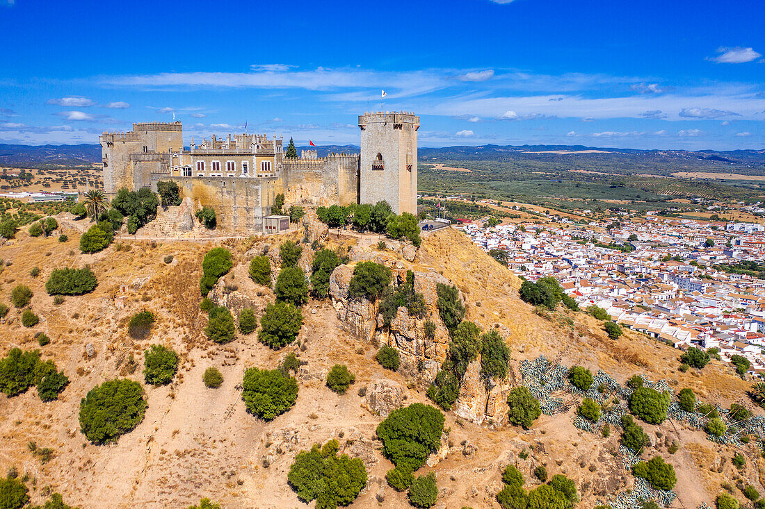 Luftaufnahme der Burg Almodovar del Rio in Vega del río Guadalquivir in der Provinz Cordoba, Andalusien, Südspanien