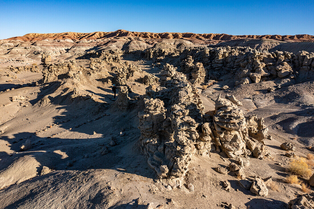 Ein Besucher in den fantastisch erodierten Sandsteinformationen in der Fantasy Canyon Recreation Site bei Vernal, Utah