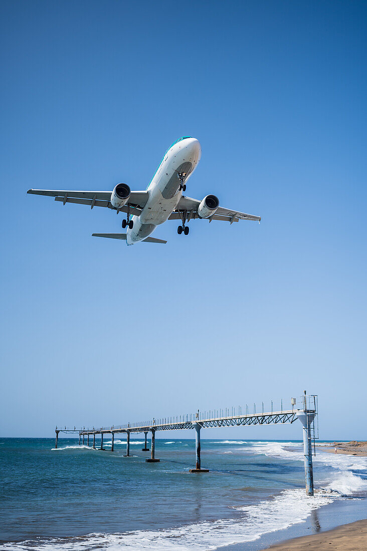 Flugzeuge landen auf dem Flughafen von Lanzarote, Kanarische Inseln, Spanien