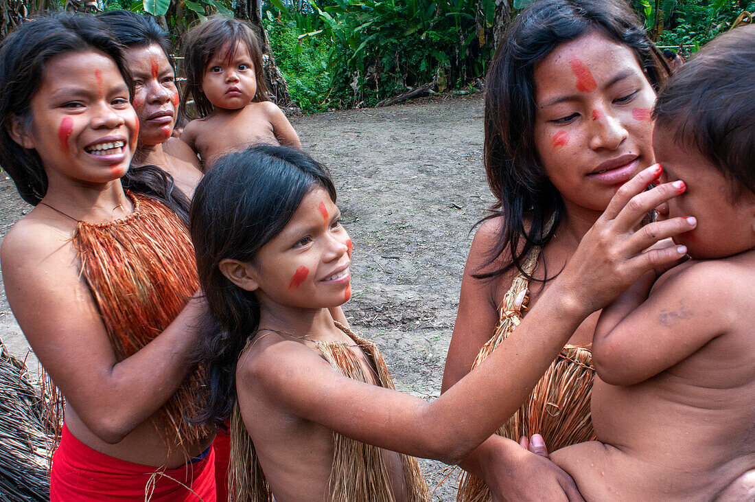 Tattoo-Malerei, Yagua-Indianer, die in der Nähe der amazonischen Stadt Iquitos, Peru, ein traditionelles Leben führen