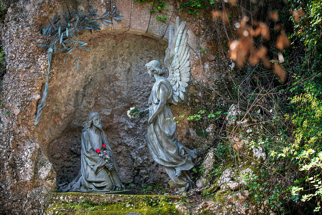 Gebet Jesu im Garten von Gethsemani, Skulptur auf dem Weg zur Kapelle Santa Cova auf dem Berg Montserrat in Monistrol de Montserrat, Barcelona, Katalonien, Spanien