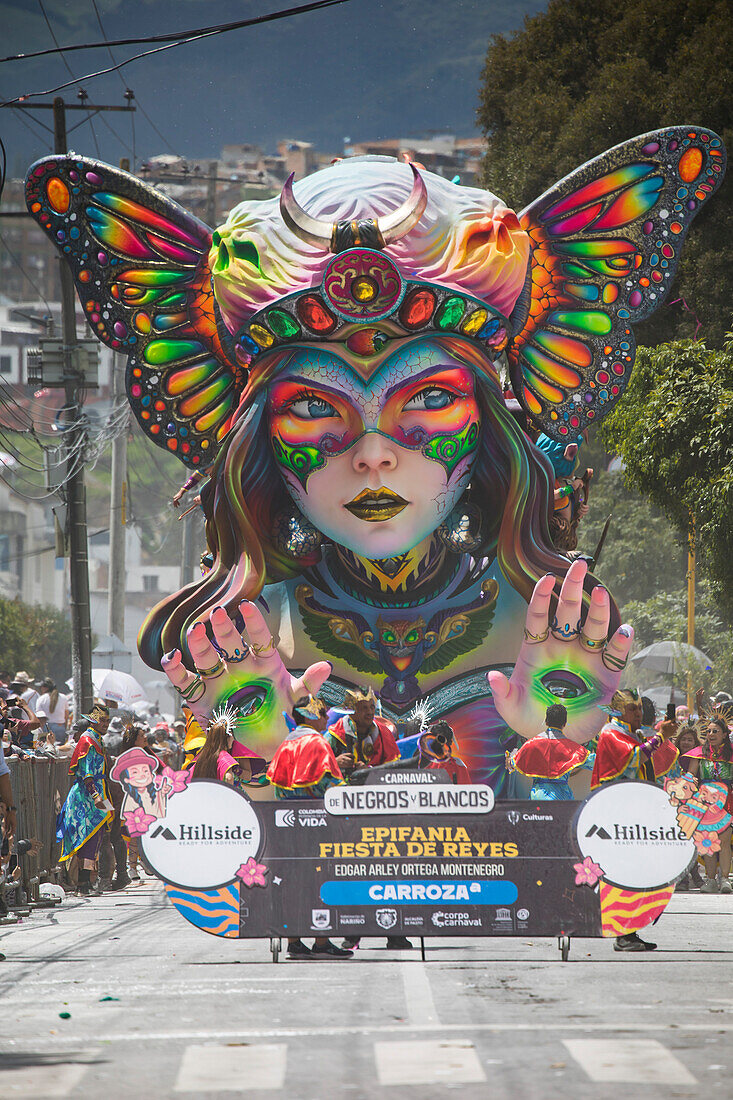 Der Karneval von Negros y Blancos in Pasto, Kolumbien, ist ein lebhaftes kulturelles Spektakel, das sich mit einem Übermaß an Farben, Energie und traditioneller Inbrunst entfaltet