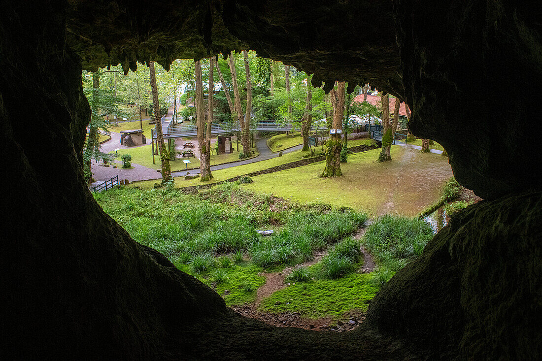 Die Höhlen von Sare, Eingangstor, Megalithischer Park, Labourd, Pyrenees-Atlantiques, Nouvelle-Aquitaine, Frankreich, Europa