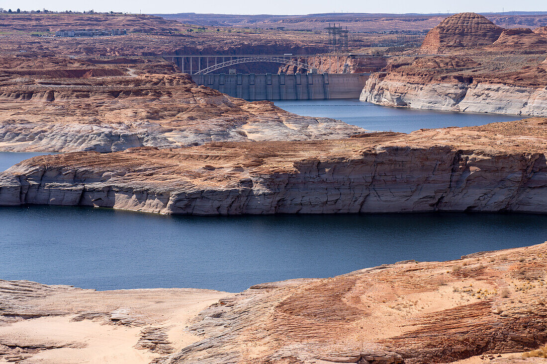 Glen Canyon Dam & Bridge am Lake Powell in der Glen Canyon National Recreation Area, Arizona. Gebleichter Sandstein zeigt die ehemalige Hochwassermarke des Lake Powell. Aufgrund der Trockenheit war der See zum Zeitpunkt der Aufnahme dieses Fotos um 179 Fuß gesunken.