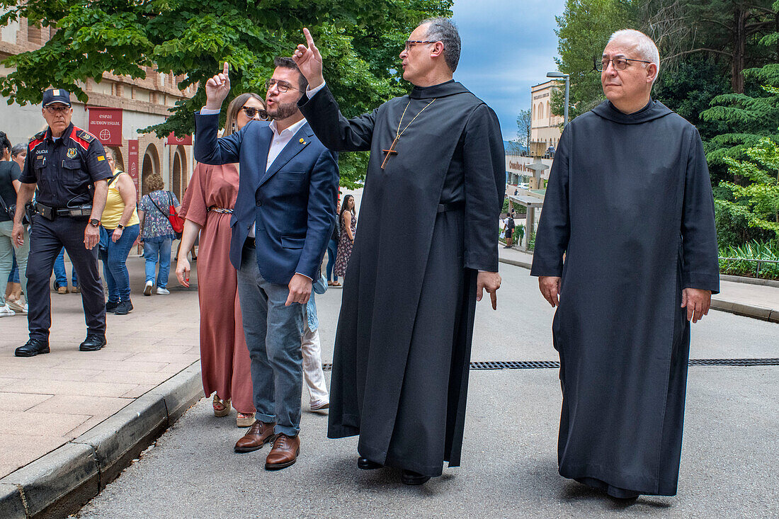 Der Abt von Montserrat, Manel Gasch, mit dem Präsidenten der Generalitat, Pere Aragonès, in der Benediktinerabtei Santa Maria de Montserrat, Monistrol de Montserrat, Barcelona, Katalonien, Spanien