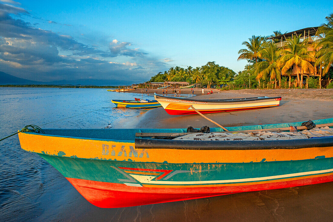 Fischerboote am Strand der Insel La Pirraya, Usulutánin der Bucht von Jiquilisco im Golf von Fonseca im Pazifischen Ozean, El Salvador, Mittelamerika