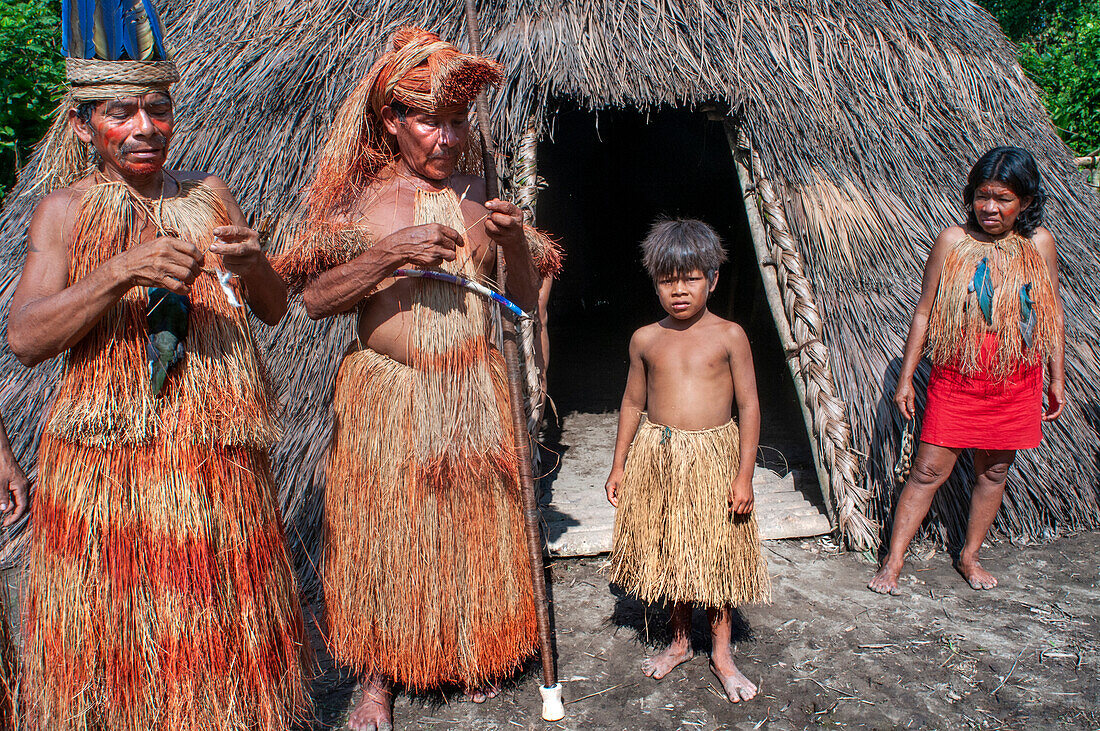 Jagd auf Blasrohrpfeile, Yagua-Indianer führen ein traditionelles Leben in der Nähe der Amazonasstadt Iquitos, Peru