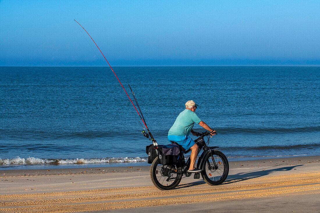 Fischer auf einem Fahrrad im Nationalpark Parque Nacional de Doñana, Almonte, Provinz Huelva, Region Andalusien, Spanien, Europa