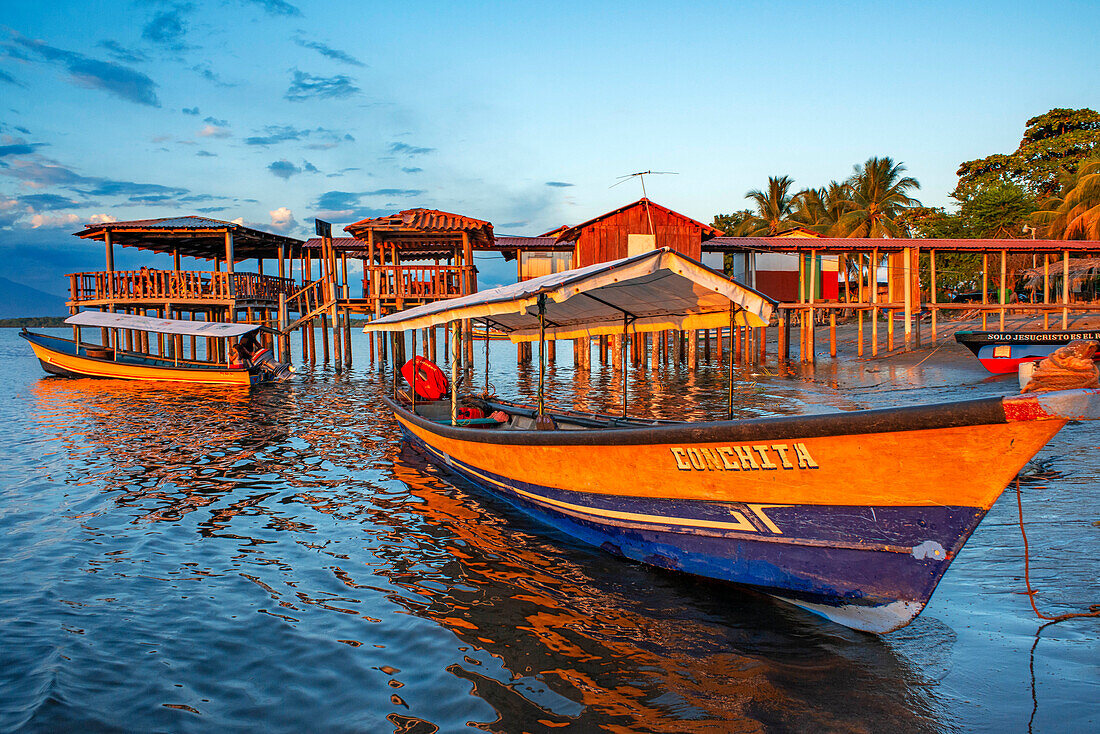 Fischerboote am Strand der Insel La Pirraya, Usulutánin der Jiquilisco-Bucht im Golf von Fonseca im Pazifischen Ozean in El Salvador, Mittelamerika