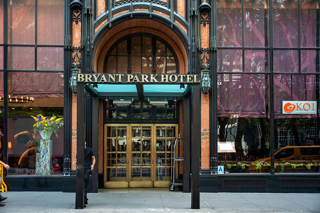 Fassade des Eingangs zum Bryant Park Hotel, Manhattan, New York, USA