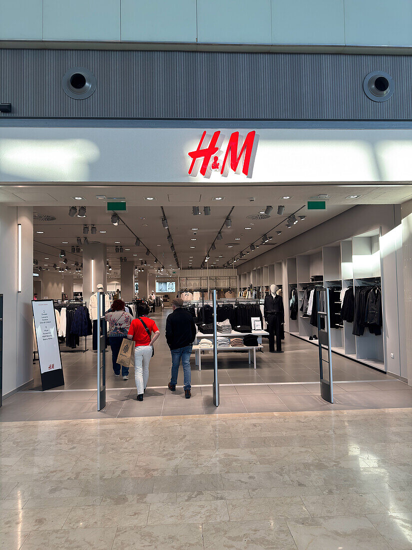 H&M-Geschäft in Puerto Venecia, bekanntes Einkaufszentrum in der Stadt Zaragoza, Spanien