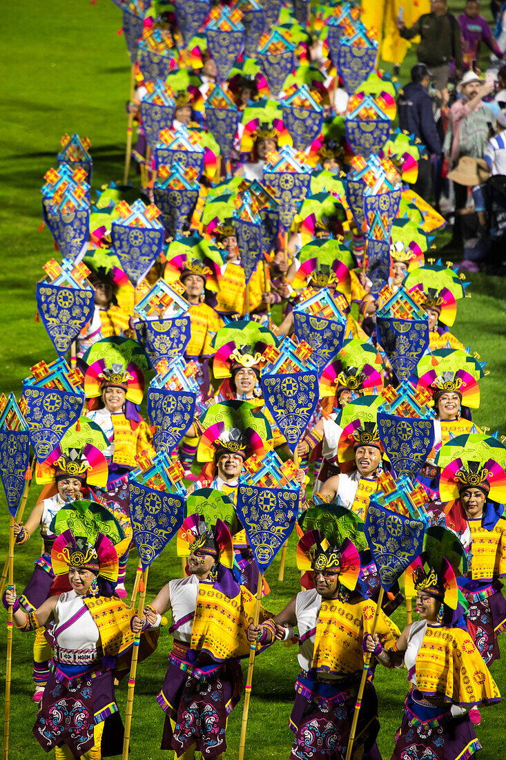 Der Karneval der Negros y Blancos in Pasto, Kolumbien, ist ein lebhaftes kulturelles Spektakel, das sich mit einem Übermaß an Farben, Energie und traditioneller Inbrunst entfaltet