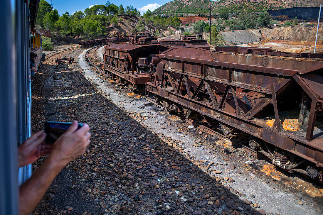 Alte verlassene Dampflokomotiven, gesehen vom Touristenzug aus, der für die Fahrt durch das Bergbaugebiet RioTinto eingesetzt wird, Provinz Huelva, Spanien