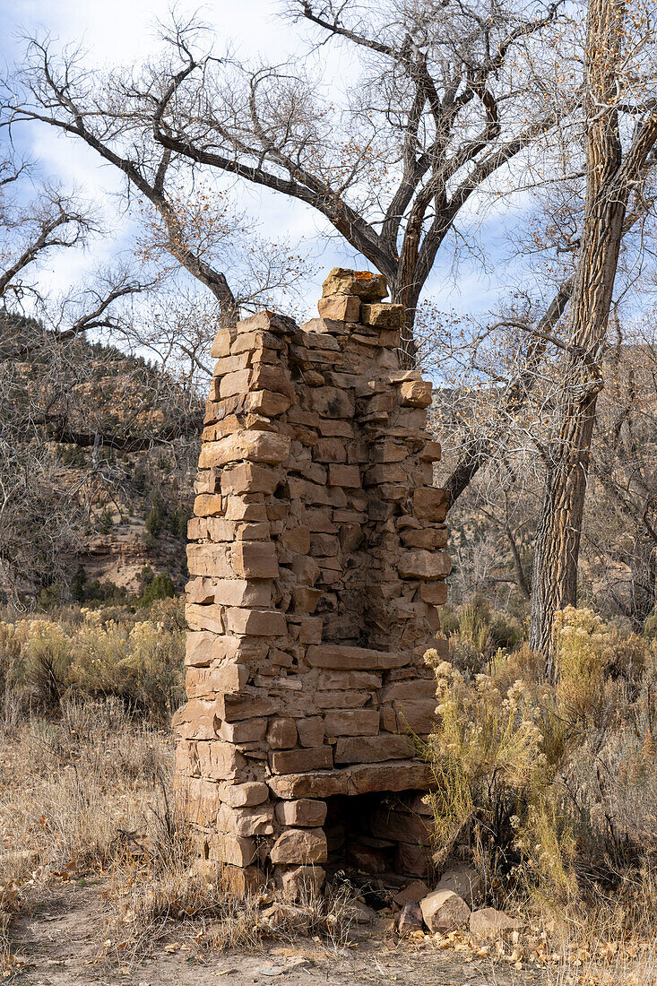 Eine Feuerstelle und ein Schornstein in einer verlassenen Pionierranch in Cottenwood Glen im Nine Mile Canyon in Utah