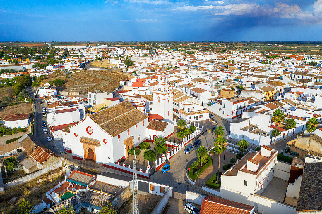 Luftaufnahme des Stadtzentrums und des Glockenturms der Kirche San Pablo Aznalcazar in Sevilla, Spanien