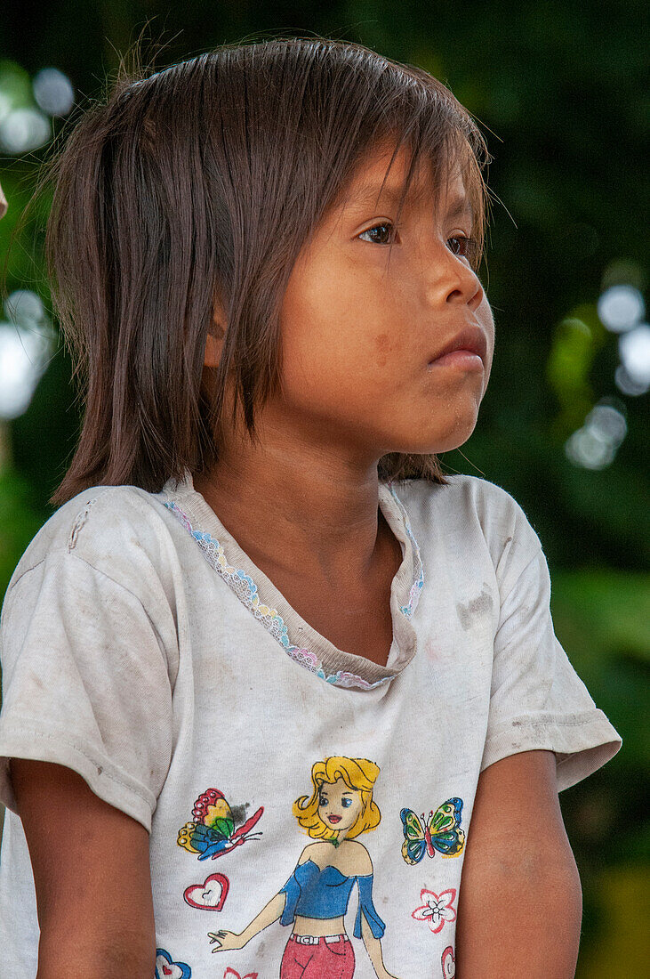 Mädchen des Flussuferdorfs Timicuro I. Iqutios im peruanischen Amazonasgebiet, Loreto, Peru