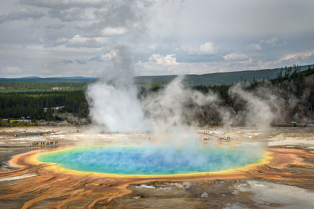 Grand Prismatic Spring, Yellowstone National Park, Wyoming, USA.