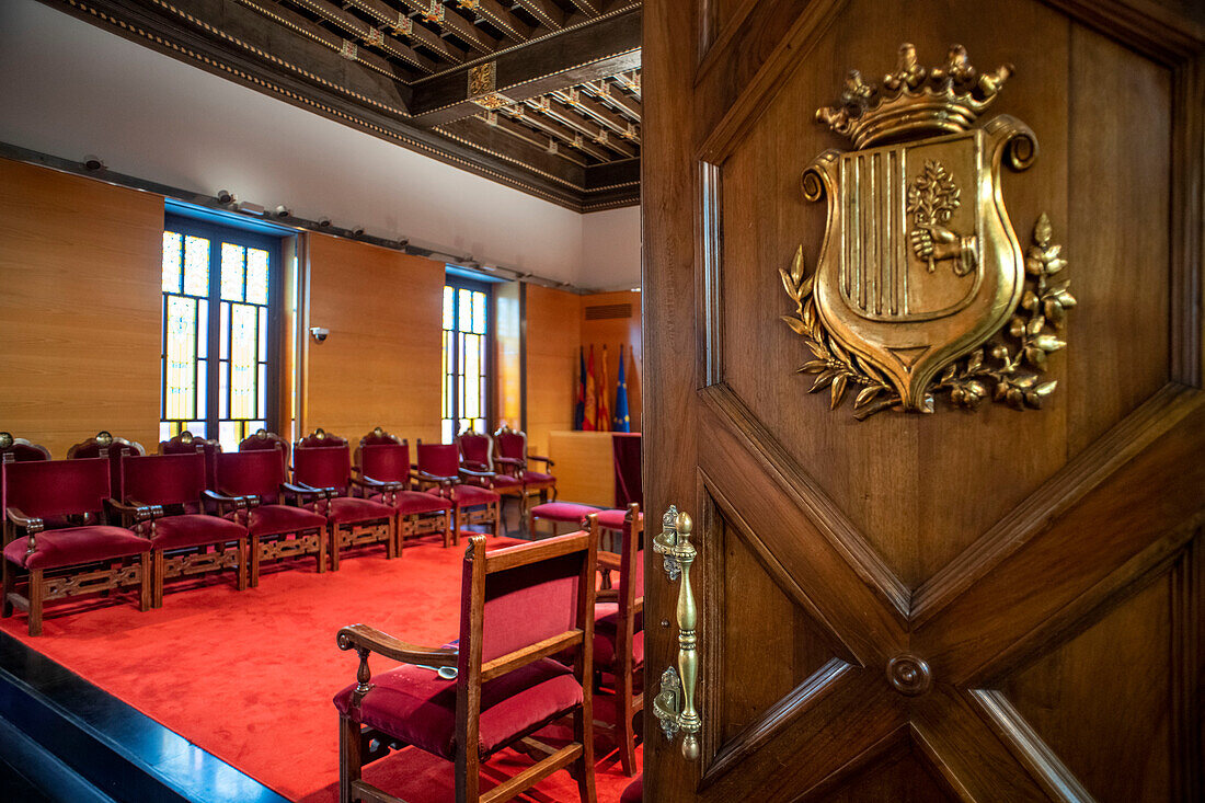 Barcelona, Maresme-Küste, Rathaus von Mataró (Carrer de la Riera, 48), wo wir den 1893 von Puig i Cadafalch renovierten Sitzungssaal besichtigen werden. Bemerkenswert ist die Dekoration der Deckenverkleidung, die aus sich kreuzenden Balken besteht, die mit Bordüren und verschiedenen Wappen und emblematischen Symbolen verziert sind.