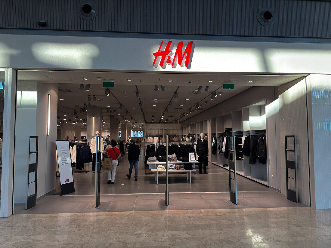 H&M-Geschäft in Puerto Venecia, bekanntes Einkaufszentrum in Zaragoza, Spanien