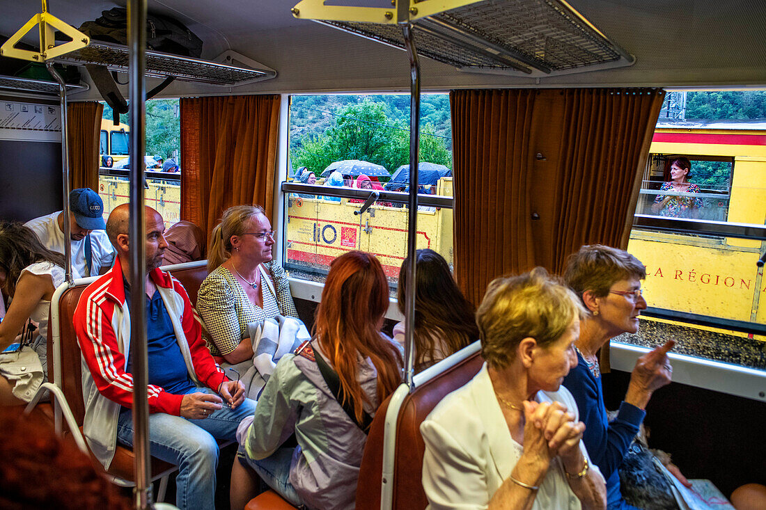 Menschen im Gelben Zug oder Train Jaune, Pyrénées-Orientales, Languedoc-Roussillon, Frankreich
