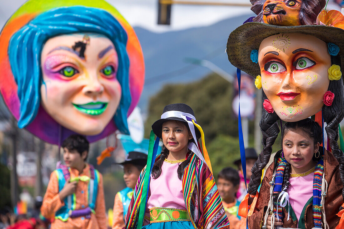 Der Karneval der Negros y Blancos in Pasto, Kolumbien, ist ein lebhaftes kulturelles Spektakel, das sich mit einem Feuerwerk an Farben, Energie und traditioneller Inbrunst entfaltet