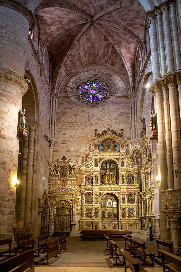 Innenansicht der Kathedrale Santa María in Sigüenza, Provinz Guadalajara, Spanien