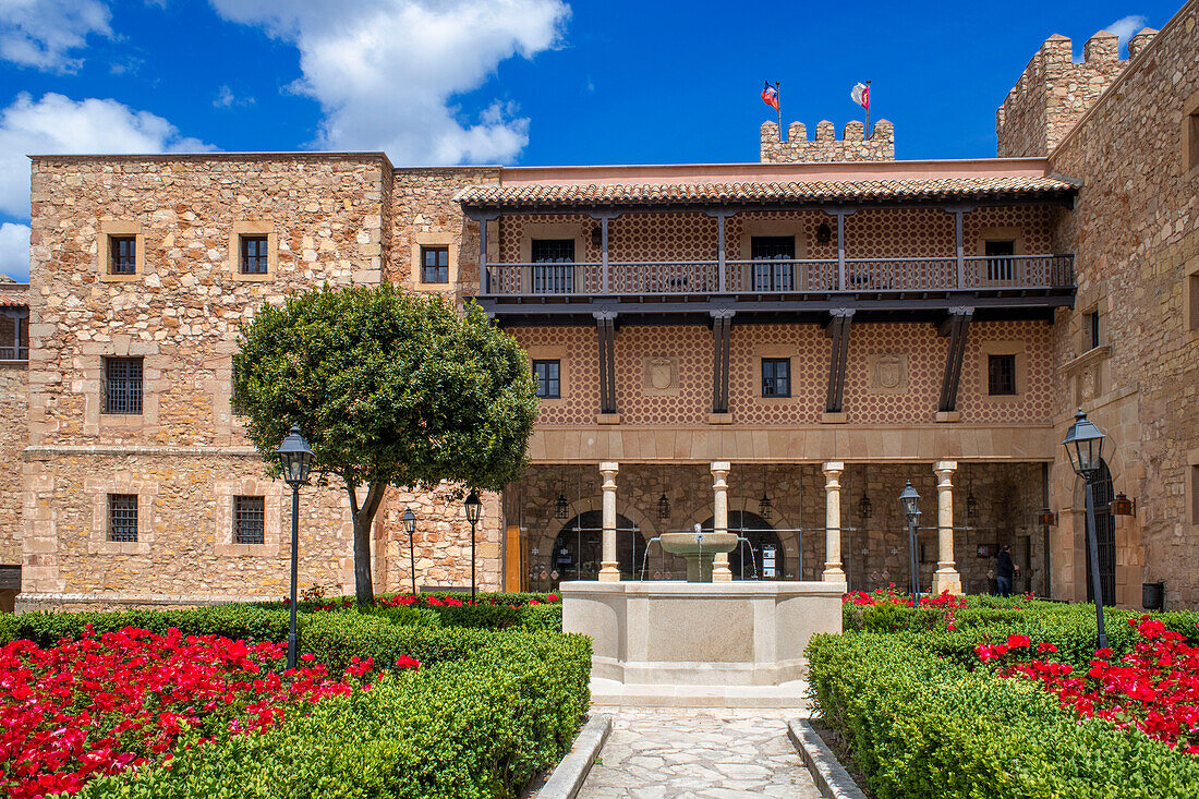 Die Gärten im Inneren des Schlosses Siguenza, das im 12. Jahrhundert erbaut wurde, sind heute Parador Nacional de Turismo, Guadalajara, Kastilien-La Mancha, Spanien