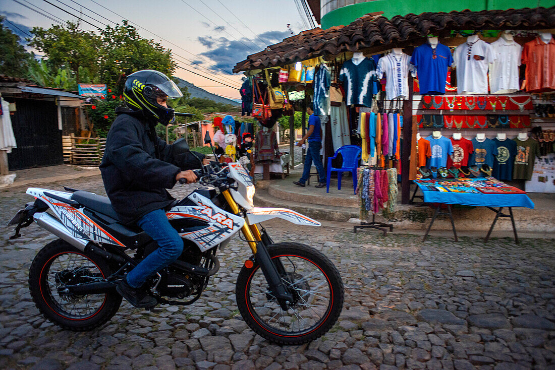 Motorrad-, Bekleidungs- und Kunsthandwerksgeschäft in Concepcion de Ataco, Departement Ahuachapán, El Salvador, Mittelamerika. Ruta De Las Flores, Departement Ahuachapan