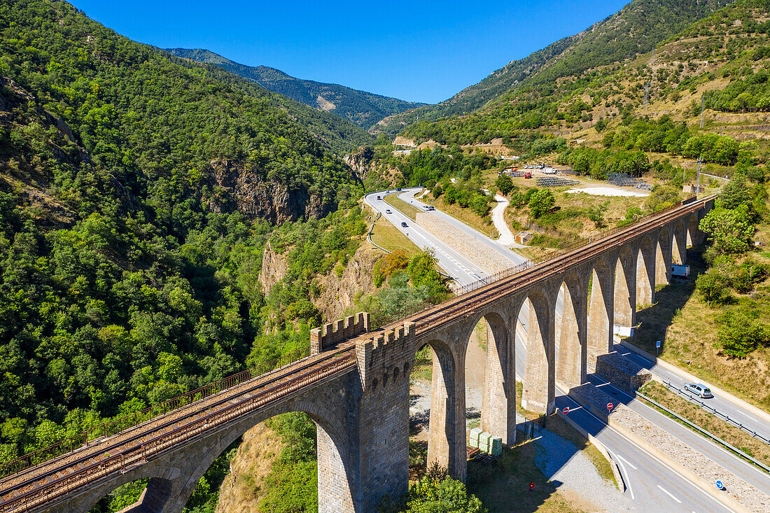 Luftaufnahme des Gelben Zugs oder Train Jaune auf der Brücke von Sejourne - Frankreich, Pyrenees-Orientales