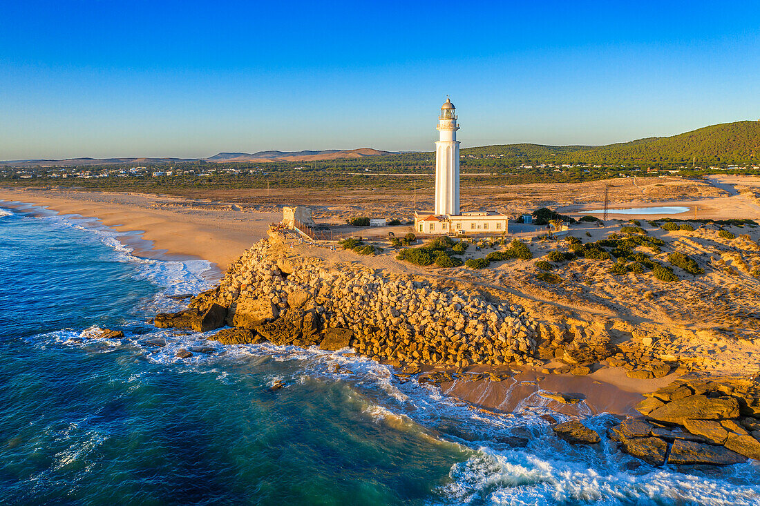 Luftaufnahme des Leuchtturms Caños de Meca am Kap Trafalgar, Barbate, Provinz Cádiz, Region Andalusien, Spanien, Europa