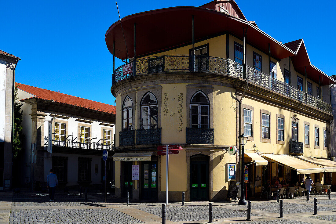 Ecke mit Terrasse eines Restaurants an der Praça da Sé in Bragança, Portugal