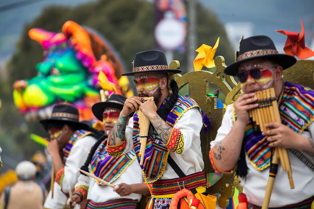 Der Karneval der "Negros y Blancos" in Pasto, Kolumbien, ist ein lebhaftes kulturelles Spektakel, das sich mit einem Übermaß an Farben, Energie und traditioneller Inbrunst entfaltet