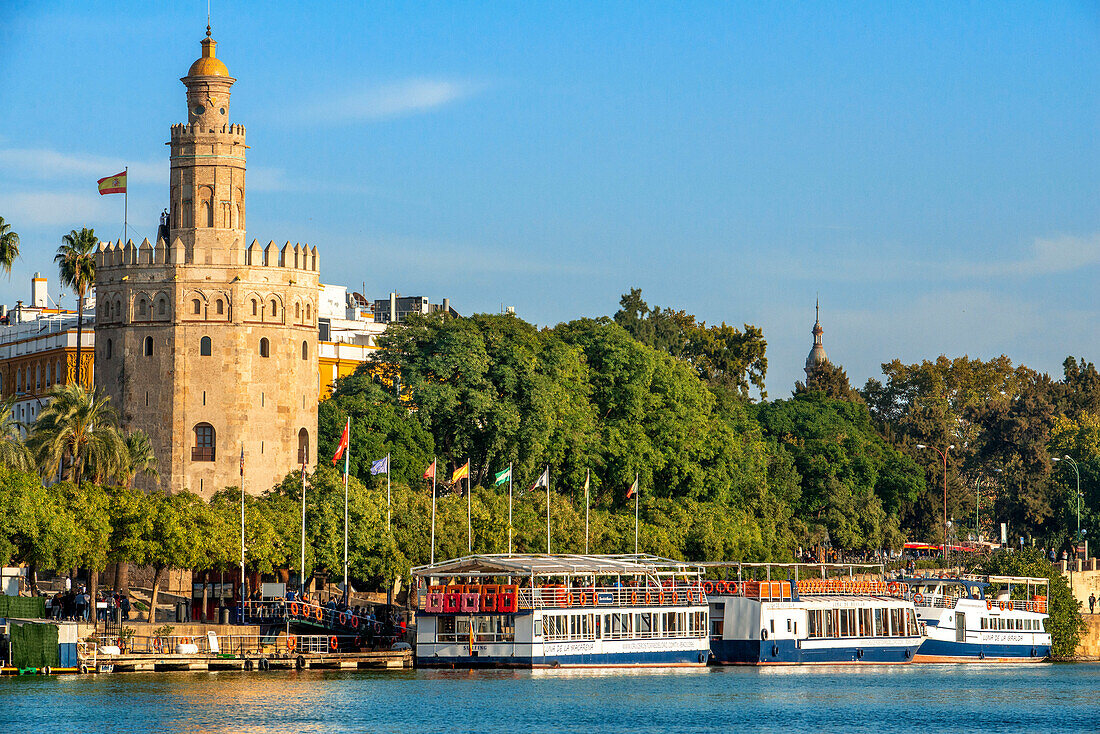 Der Fluss Guadalquivir und der Torre del Oro, was übersetzt Turm des Goldes heißt - historisches Wahrzeichen aus dem XIII Jahrhundert in Sevilla, Andalusien, Spanien