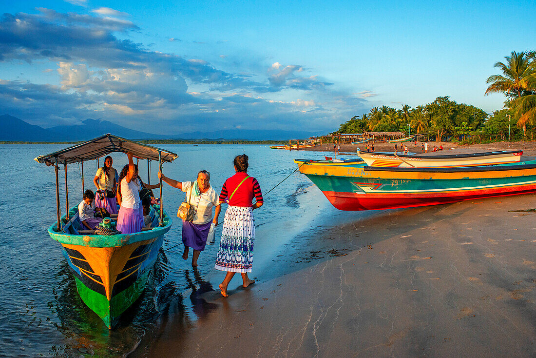 Fischerboote am Strand der Insel La Pirraya, Usulutánin der Jiquilisco-Bucht im Golf von Fonseca im Pazifischen Ozean, El Salvador, Mittelamerika