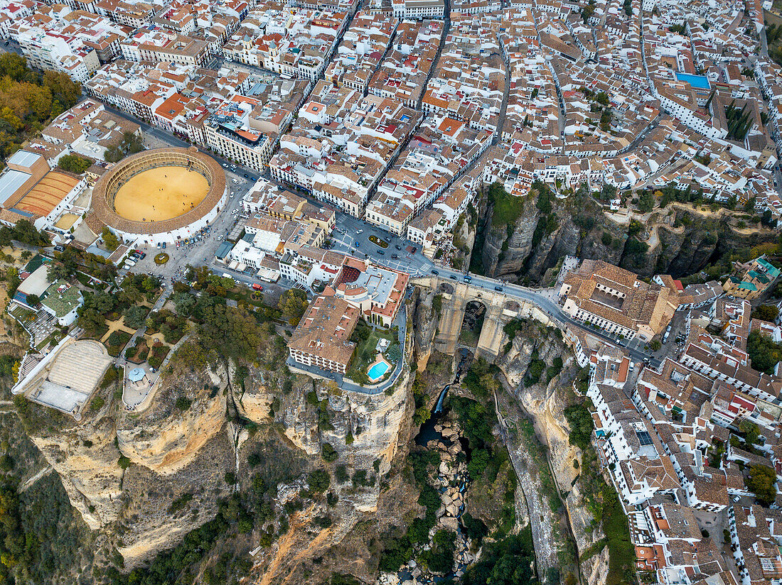Luftaufnahme der weißen Häuser von der Stierkampfarena Puente Nuevo und der Schlucht El Tajo, Ronda, Andalusien, Spanien
