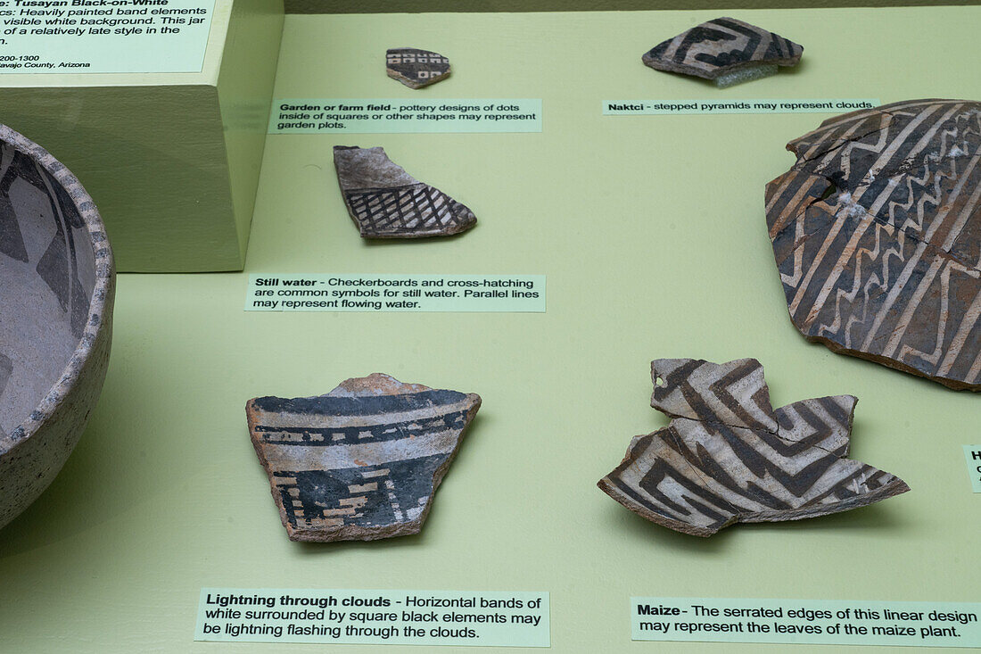 Verschiedene Muster auf prähispanischer indianischer Keramik im USU Eastern Prehistoric Museum in Price, Utah